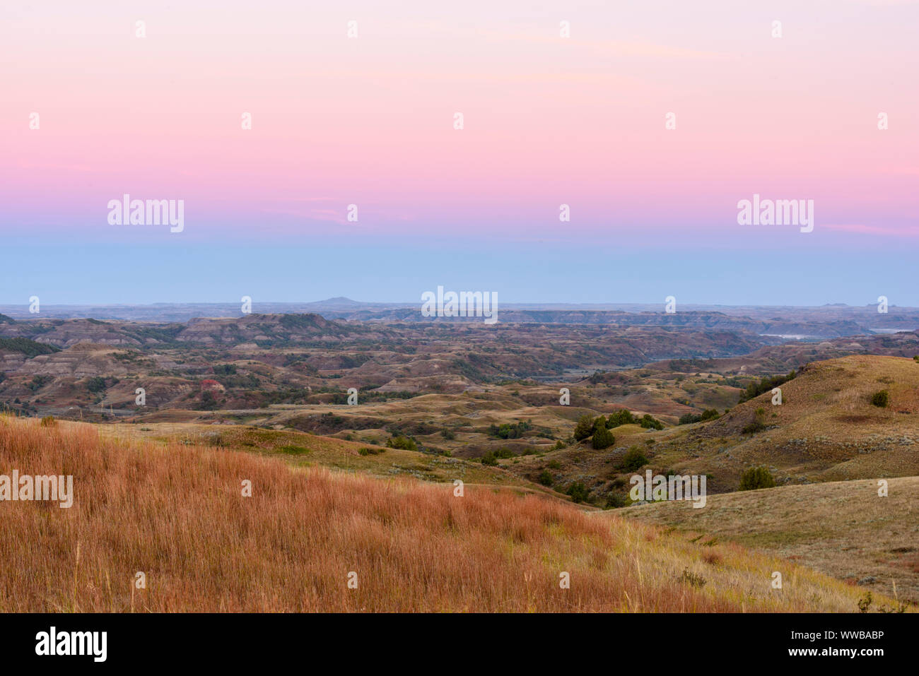 Dämmerung Himmel über die Badlands im Spätsommer, von Buck Hill, Theodore Roosevelt National Park (Südafrika), North Dakota, USA Stockfoto