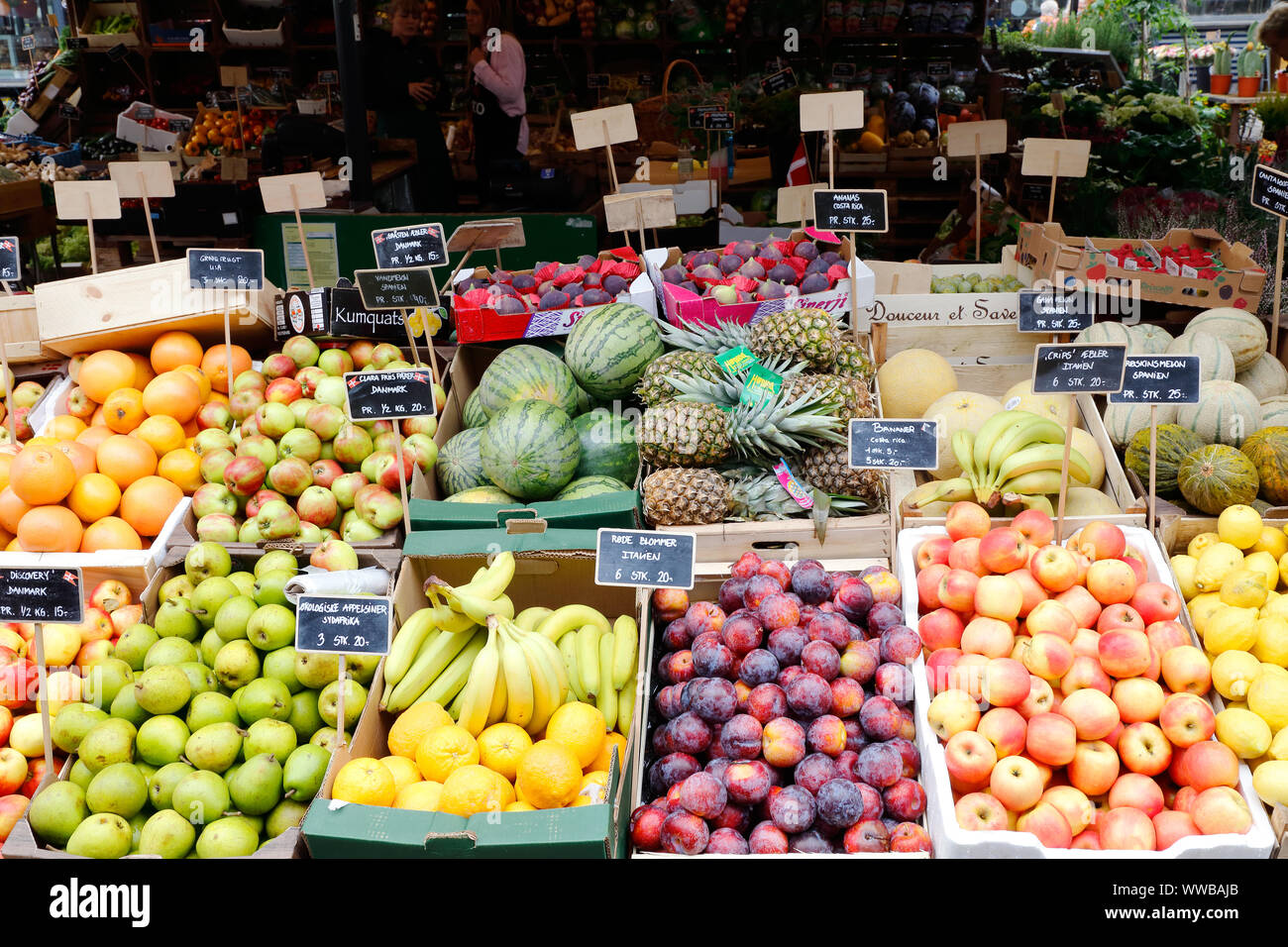 Kopenhagen, Dänemark - 4 September, 2019: Frucht Marktstand mit Bananen, Äpfel, Ananas und andere Früchte melonsm außerhalb des Torvehallerna in der Nähe von t Stockfoto