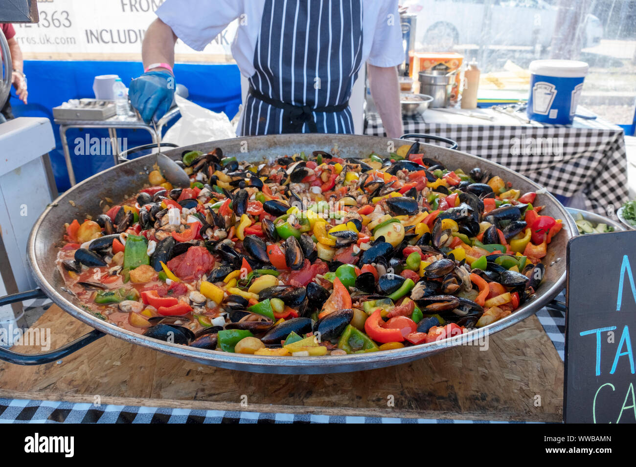 Köche aus pissaro's Restaurant ein bunter Paella bei der jährlichen Hastings Seafood Festival 2019 vorbereiten Stockfoto