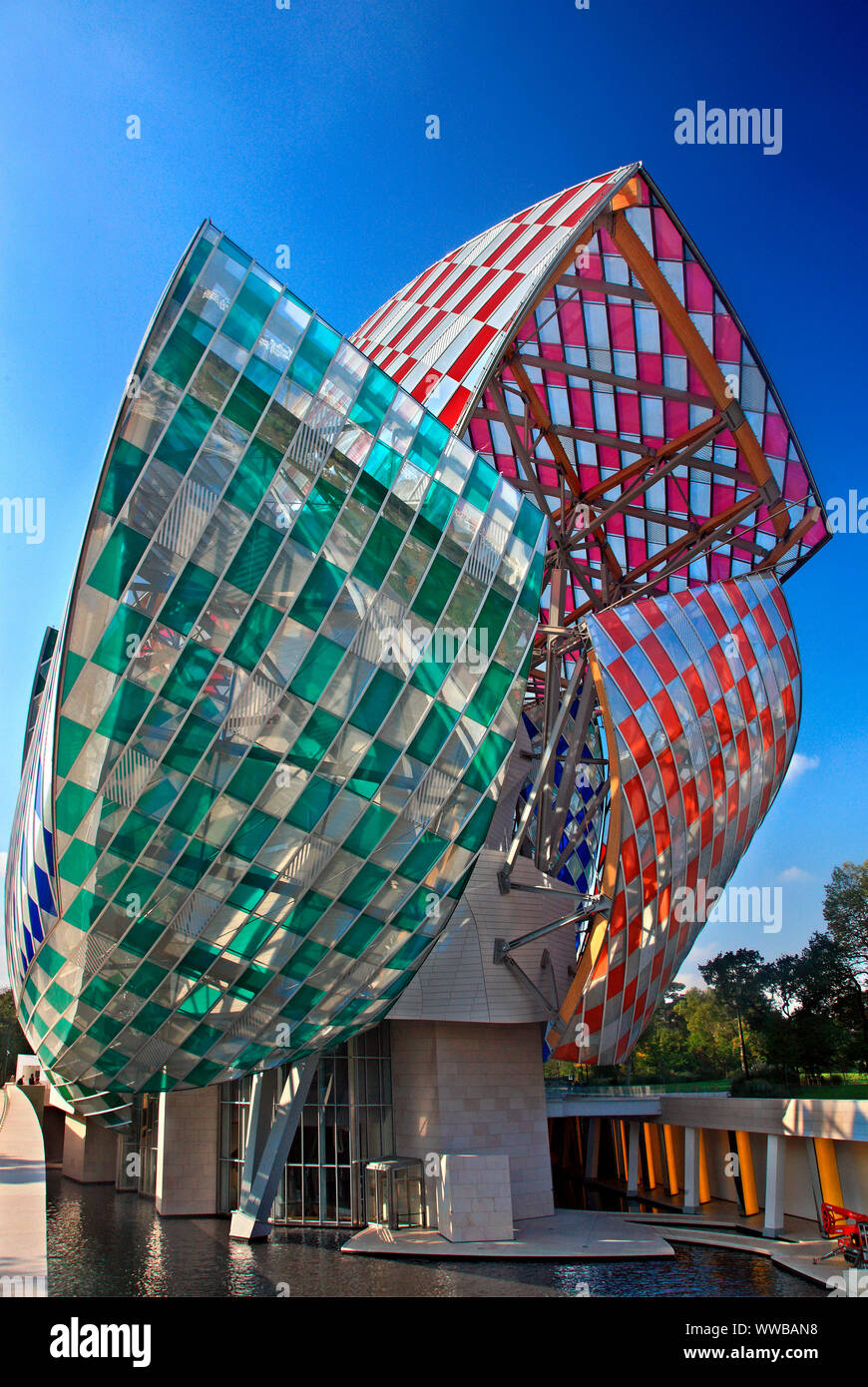 Das Gebäude des Louis Vuitton Foundation (von dem Architekten Frank Gehry entworfen), Boulogne, im 16. Arrondissement von Paris, Frankreich Stockfoto