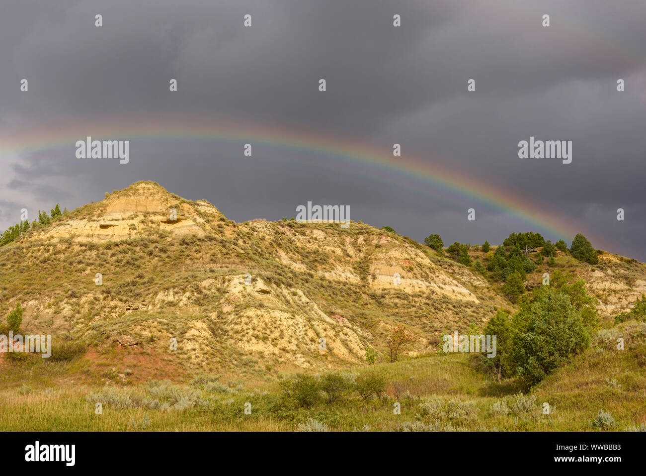 Schwinden die Gewitterwolken und einen Regenbogen, Theodore Roosevelt National Park (Südafrika), North Dakota, USA Stockfoto