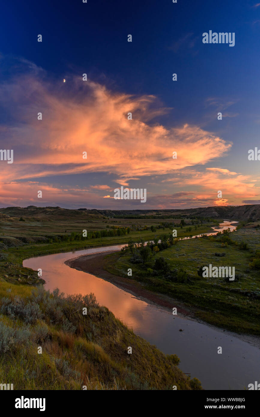 Abend Wolken über dem Little Missouri River Valley, Theodore Roosevelt National Park (Südafrika), North Dakota, USA Stockfoto