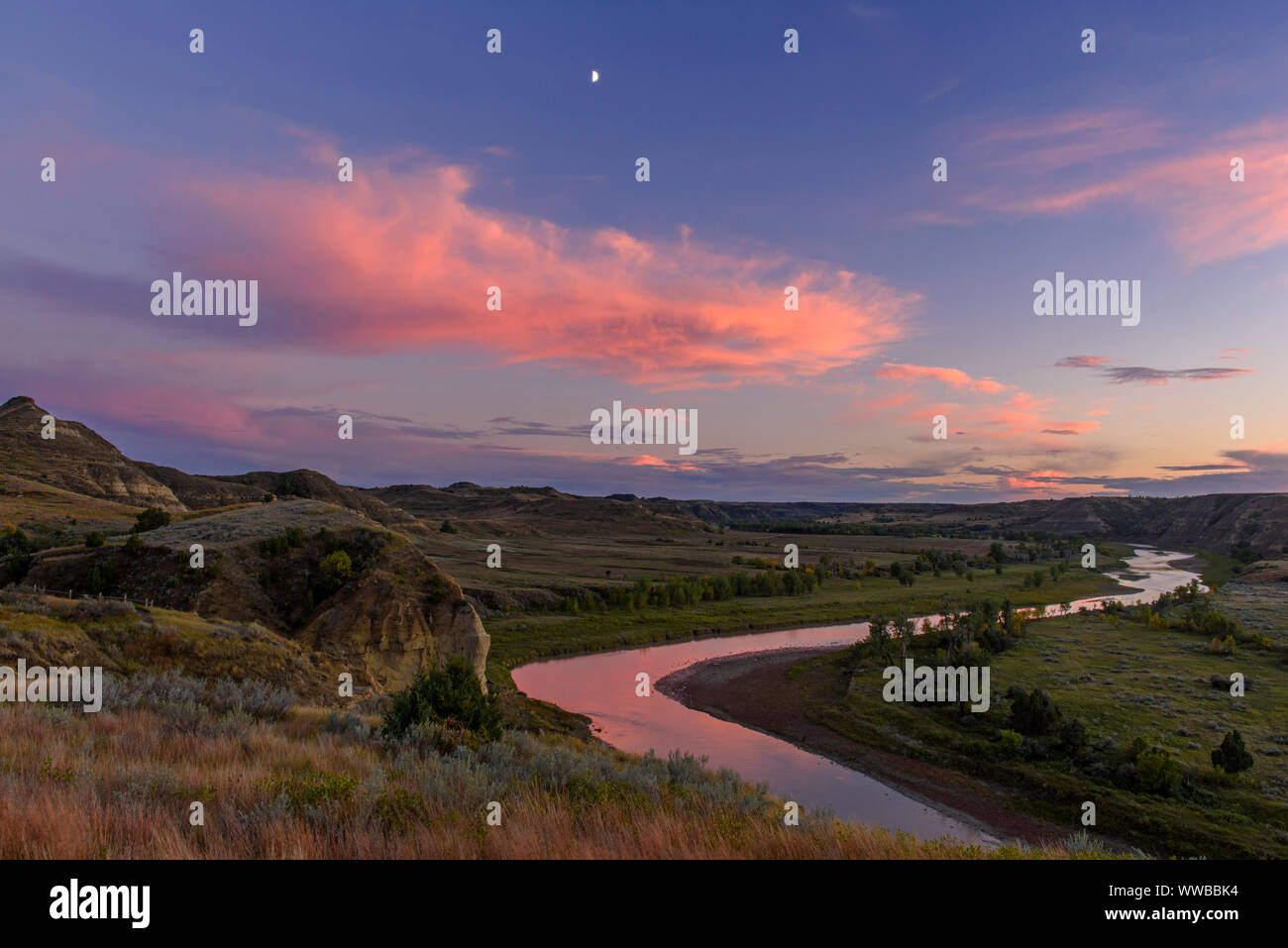 Abend Wolken über dem Little Missouri River Valley, Theodore Roosevelt National Park (Südafrika), North Dakota, USA Stockfoto