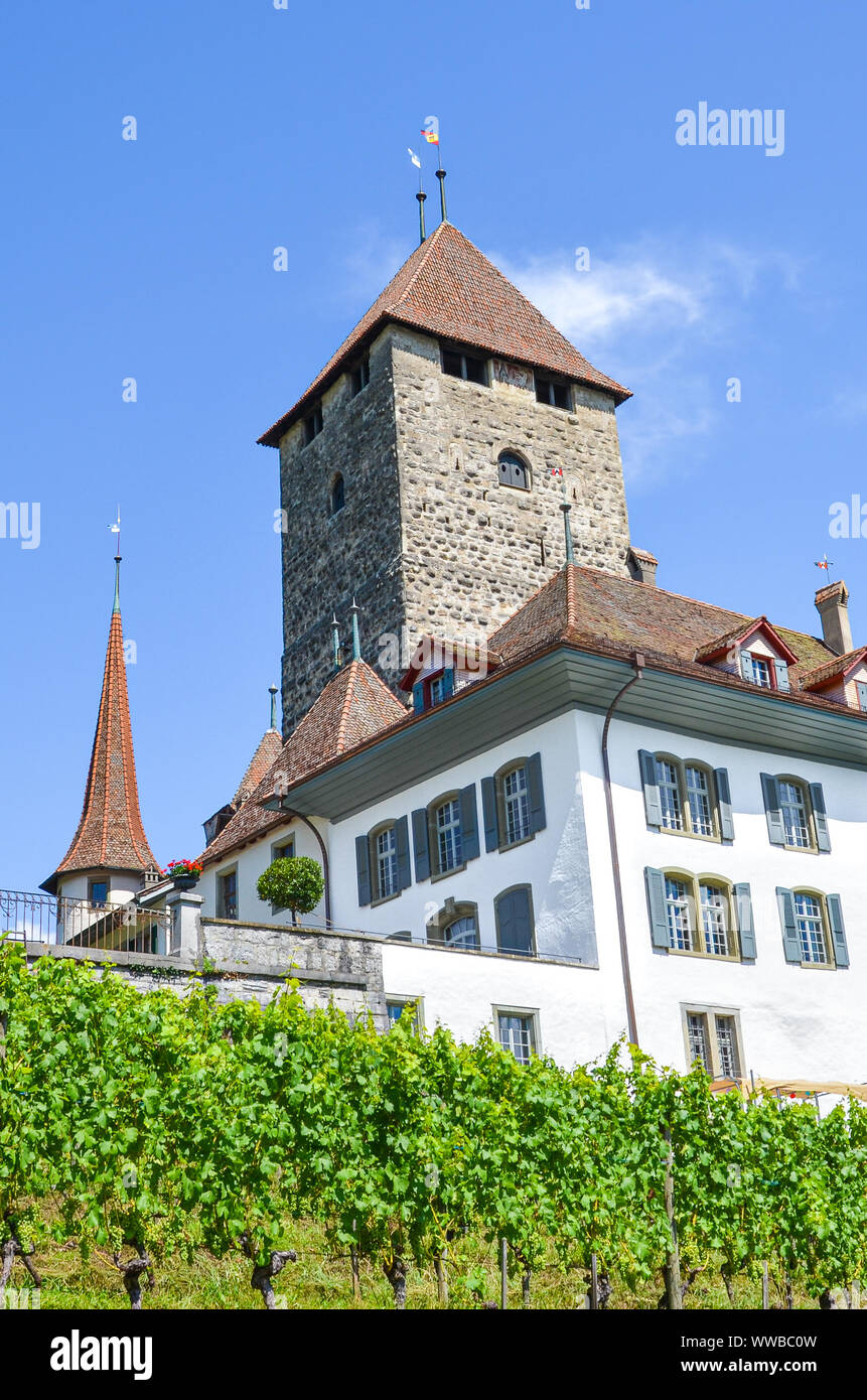 Historisches Gebäude der schönen Spiez Schloss Spiez, Schweiz. Mittelalterliche Burg, Festung. Schweizer Welterbe auf vertikalen Fotografie festgehalten. Schweizer Sommer Destinationen. Stockfoto