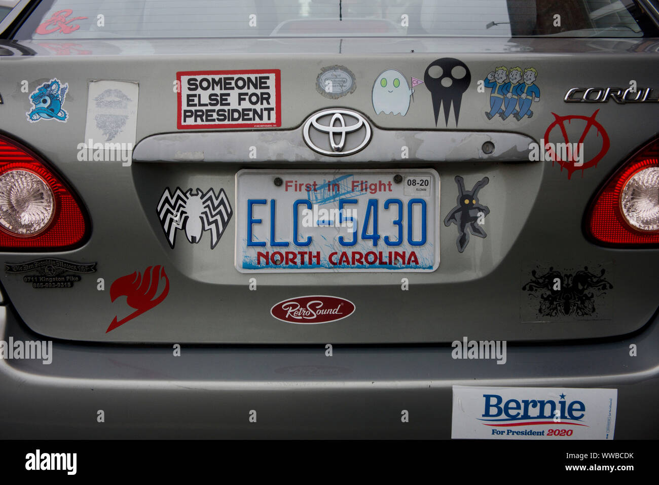 Kennzeichen- und politischen Aufkleber auf ein Auto in North Carolina, Sommer 2019. Stockfoto