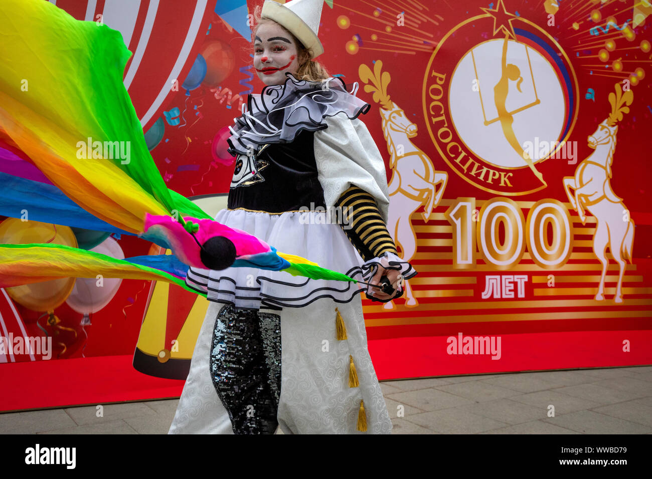 Moskau, Russland. 14. September, 2019 ein Zirkus artist auf dem Hintergrund einer Plakat des Festival des Zirkus, zum 100-jährigen Jubiläum des nationalen Staates Zirkus gewidmet, auf Tsvetnoi Boulevard im Zentrum von Moskau, Russland Stockfoto