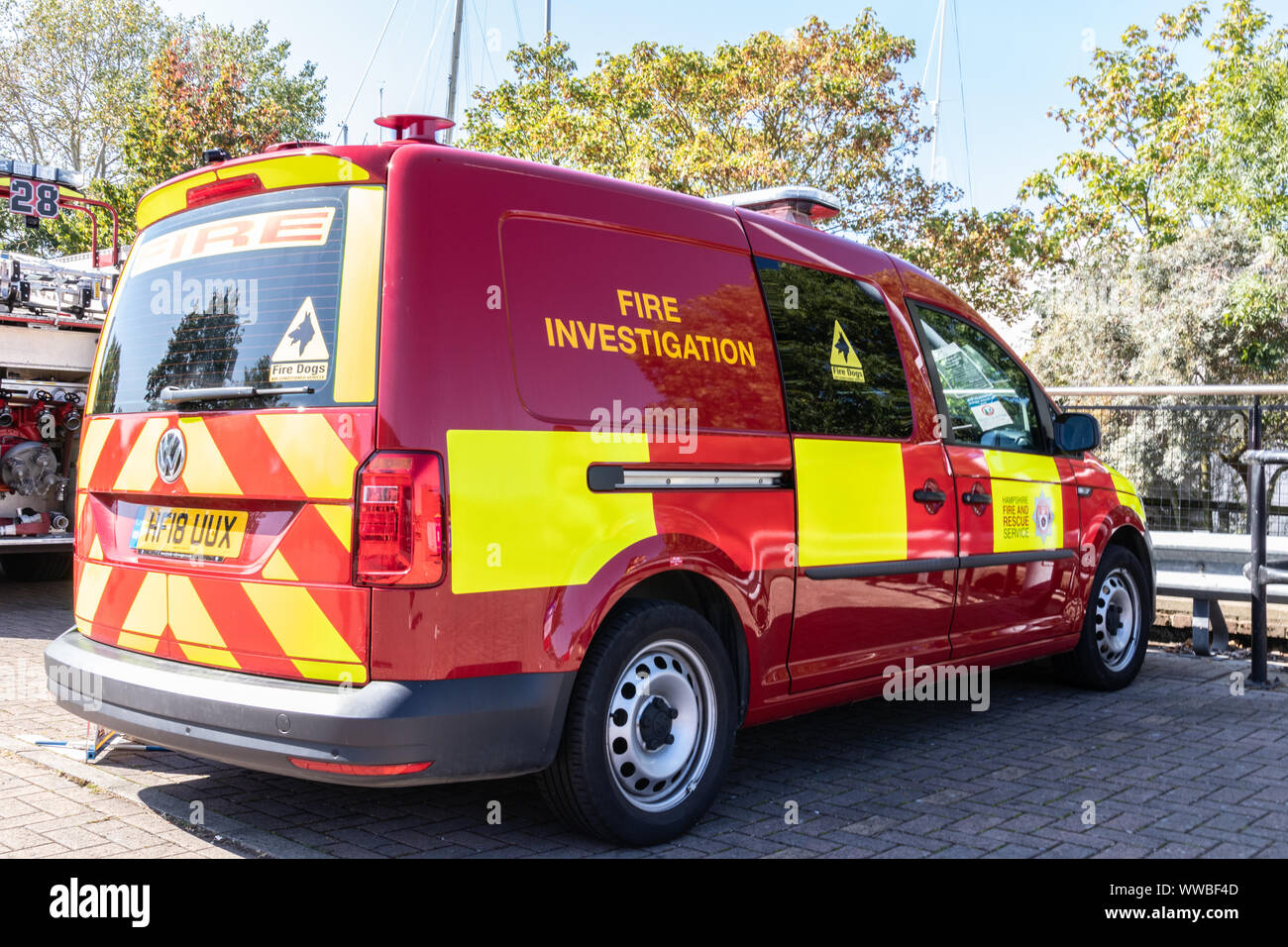 Eine britische Fire Investigation Unit Fahrzeug mit Feuer Hunde anmelden Stockfoto