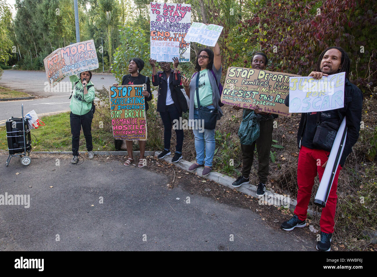 London, Großbritannien. 14. September 2019. Aktivisten der Bewegung für Gerechtigkeit, die Kampagnen gegen Immigration Detention und Deportationen, Protest außerhalb Harmondsworth Detention Center nach dem Tod am 12. September von Oscar Okwurime, ein Häftling aus Nigeria. Nach dem Home Office, der Polizei, Untersuchungsrichter und Strafvollzug und Bewährungshilfe Bürgerbeauftragten untersuchen derzeit seinen Tod in Haft. Harmondsworth Haftanstalt und seinem Nachbarn form Heathrow Colnbrook Immigration Ausbau Centre, das größte Detention Center in Europa, die durch die Sorgeberechtigten Abteilung von outsourcin Stockfoto