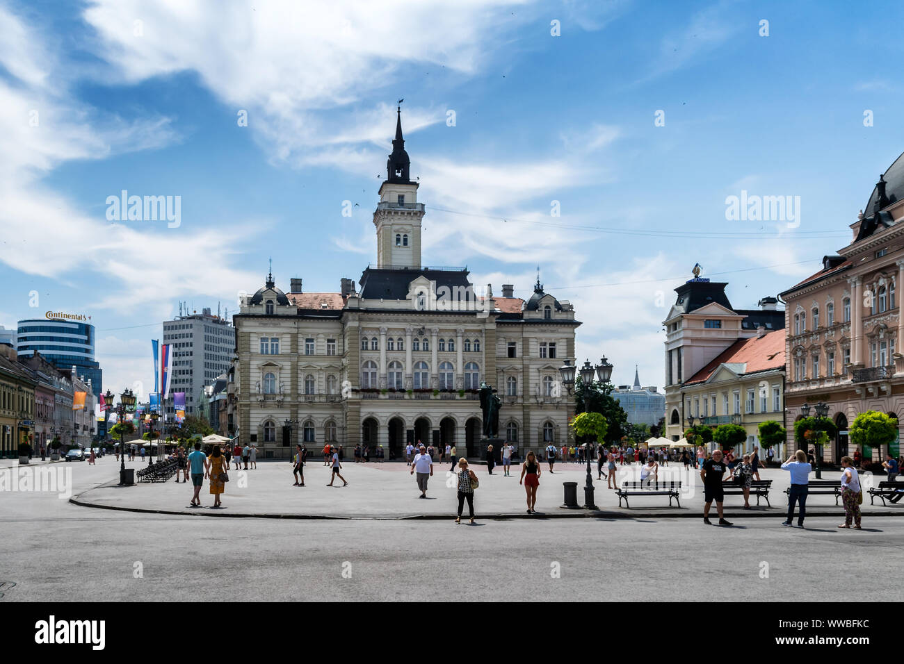 NOVI SAD, Serbien - 7. Juli, Novi Sad - Liberty Square am Tag der Ausfahrt Festival. Novi Sad ist die zweitgrößte Stadt in Serbien, 1895 erbaut. Novi Sa Stockfoto