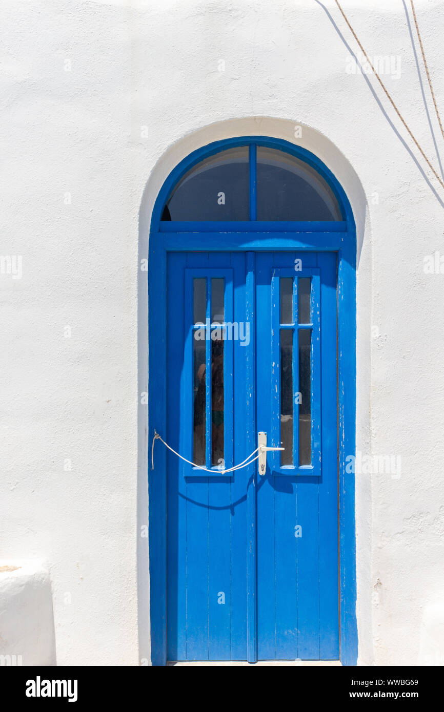 Blaue Tür im kykladischen Architektur, Kos Insel, Griechenland, Europa. Stockfoto