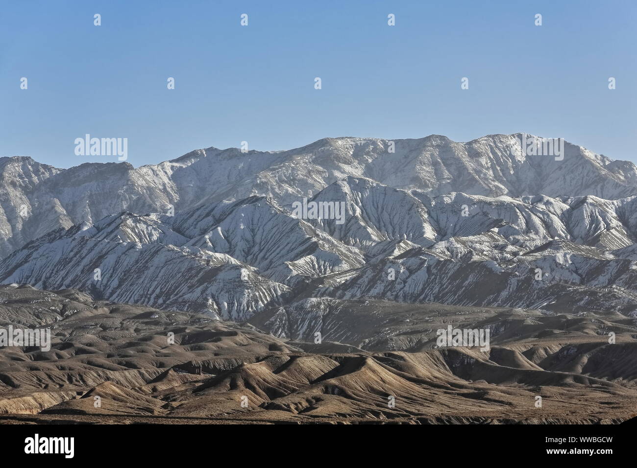 Zentrale Altyn Tag-Berge vom Nnal.Highway G315-North Xorkol Becken aus gesehen. Xinjiang-China-0498 Stockfoto