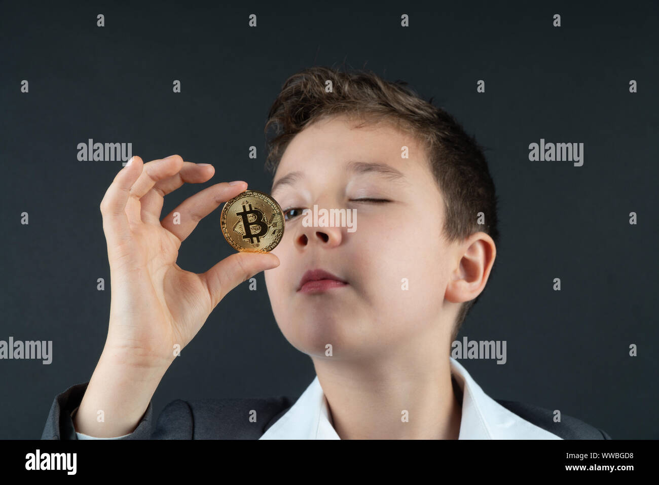 Eine Bitcoin in der Hand des Jungen. Konzept. Stockfoto