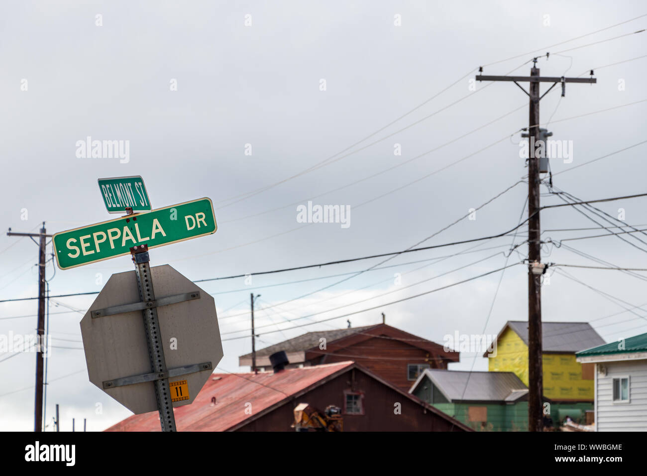 Das Vorzeichen von Seppala und Belmont Street in Nome, Alaska. Stockfoto