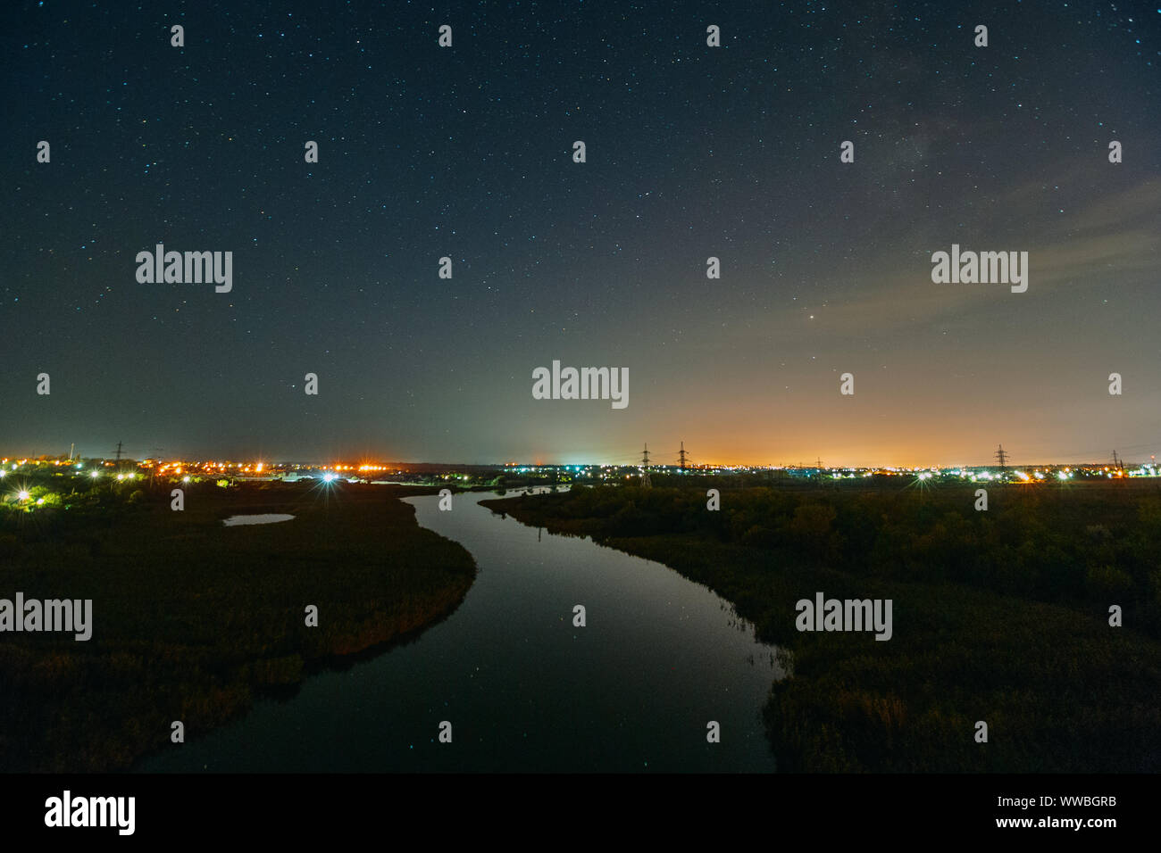 Ein Fluss, der zur Nacht Sternenhimmel. Nacht der ländlichen Landschaft Stockfoto