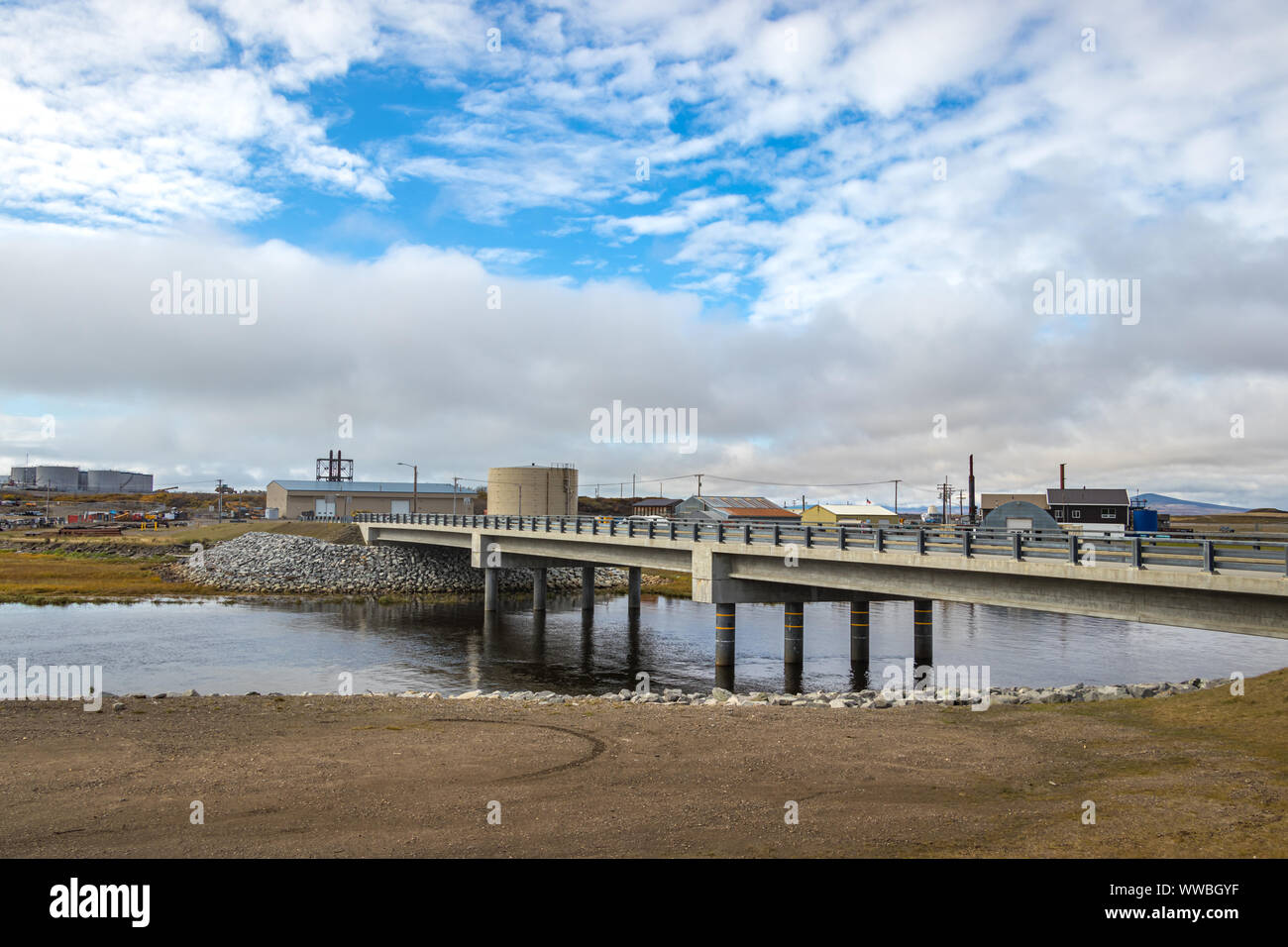 Eine kleine Brücke auf Jafet Dr Anschließen des Port Rd und Seppala Dr in Nome, Alaska, USA. Stockfoto