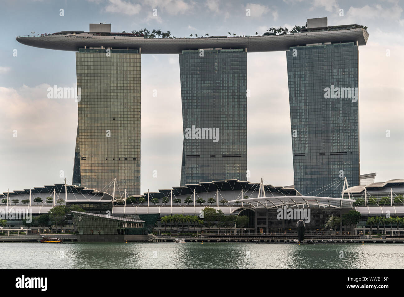 Singapur - März 20, 2019: Marina Bay Sands Hotel und Casino mit seinen drei Türmen von hinter der Bucht unter Licht cloudscape gesehen. Stockfoto