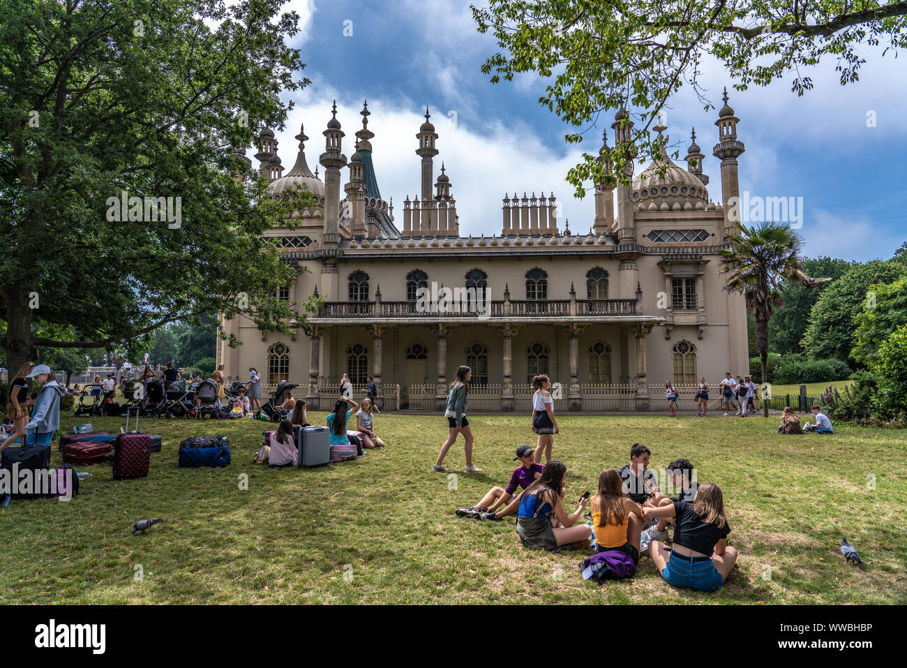 BRIGHTON, Großbritannien - 24 Juli: Blick vom Garten auf den Royal Pavillion, den historischen Sehenswürdigkeiten und beliebte* Ziel am 24. Juli 2019 Stockfoto