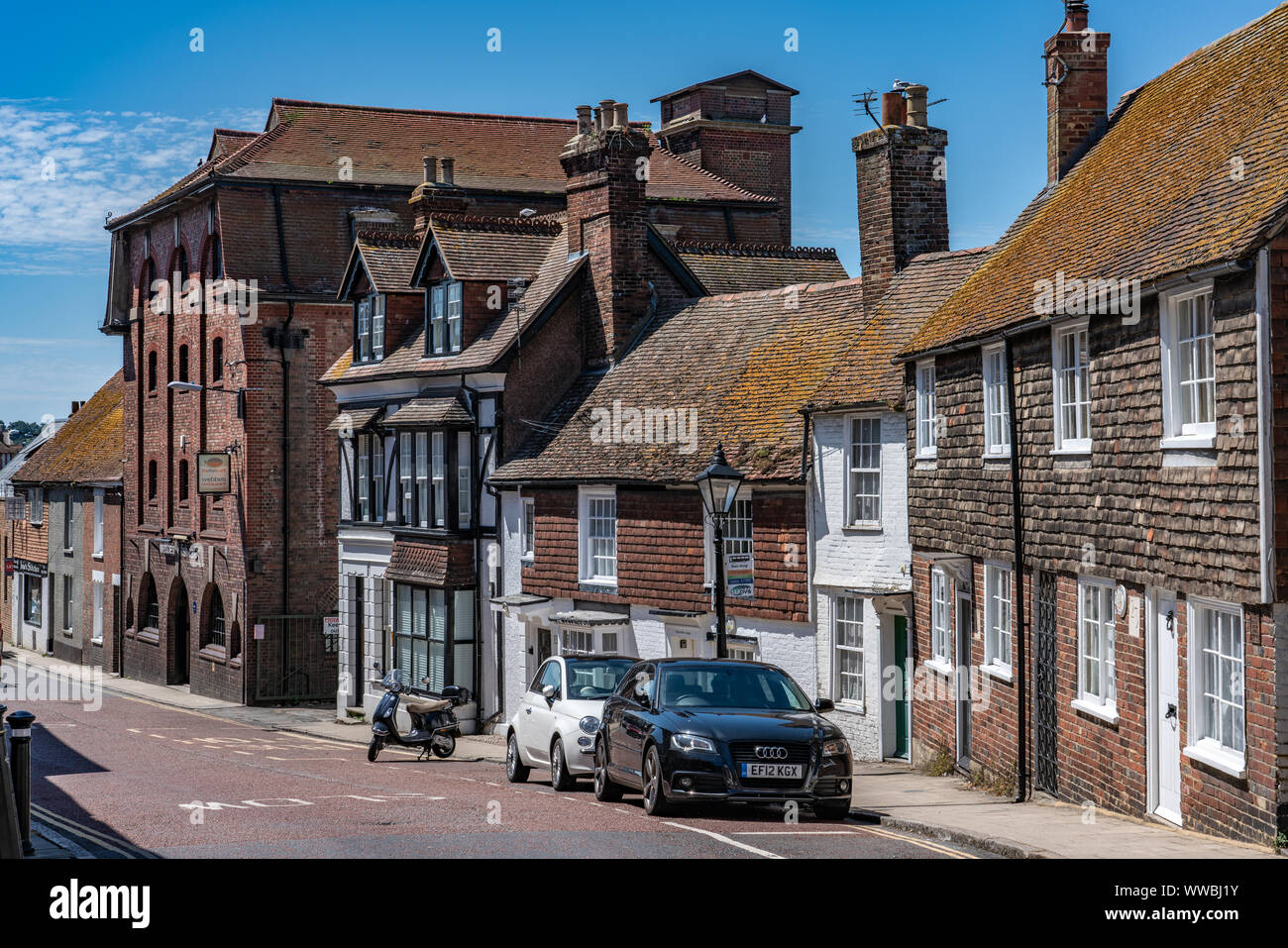 Roggen, Großbritannien - 29 Juli: Traditionelle alte Häuser auf einer ruhigen Straße in der Altstadt von Roggen am 29. Juli., 2019 in Roggen Stockfoto