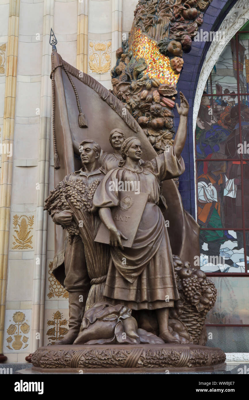 Statuen der ukrainischen Bauern flankiert der Haupteingang der Ukraine Pavillon im Messegelände VDNH (Ausstellung der Errungenschaften der Volkswirtschaft) in Moskau, Russland. Der Ausstellungspavillon von sowjetischen Architekten Alexej Tatsiy mit Hilfe von Valentina Chuprina und Grigori Shlaknev wurde 1954 gebaut. Es war auch später als die Landwirtschaft Pavillon verwendet. Stockfoto