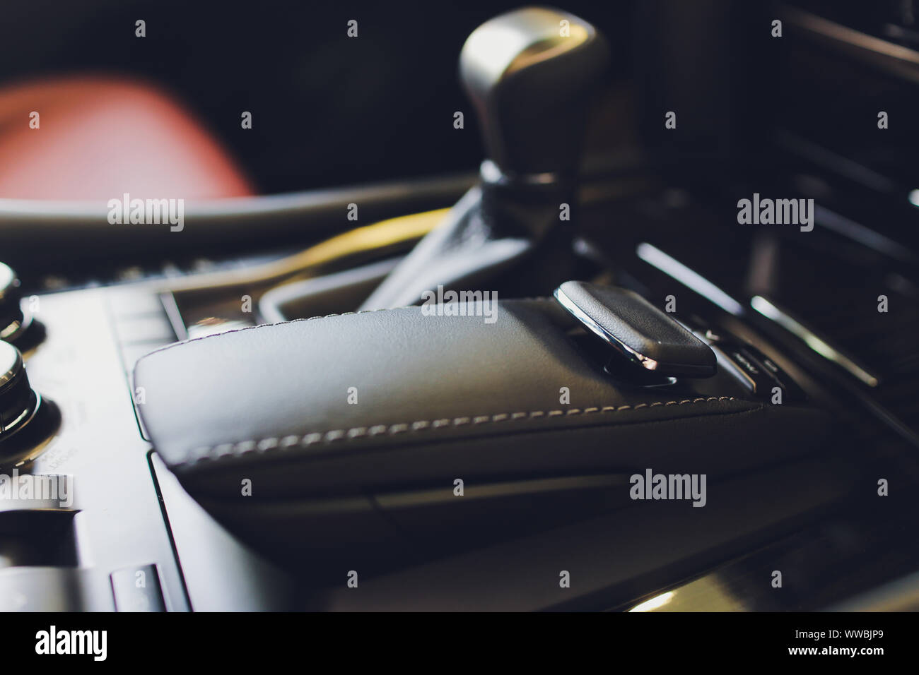 Automatische Getriebe Getriebe eines modernen Autos, Multimedia und Navigation Control-Tasten. Auto Details im Innenraum. Getriebeschaltung Stockfoto
