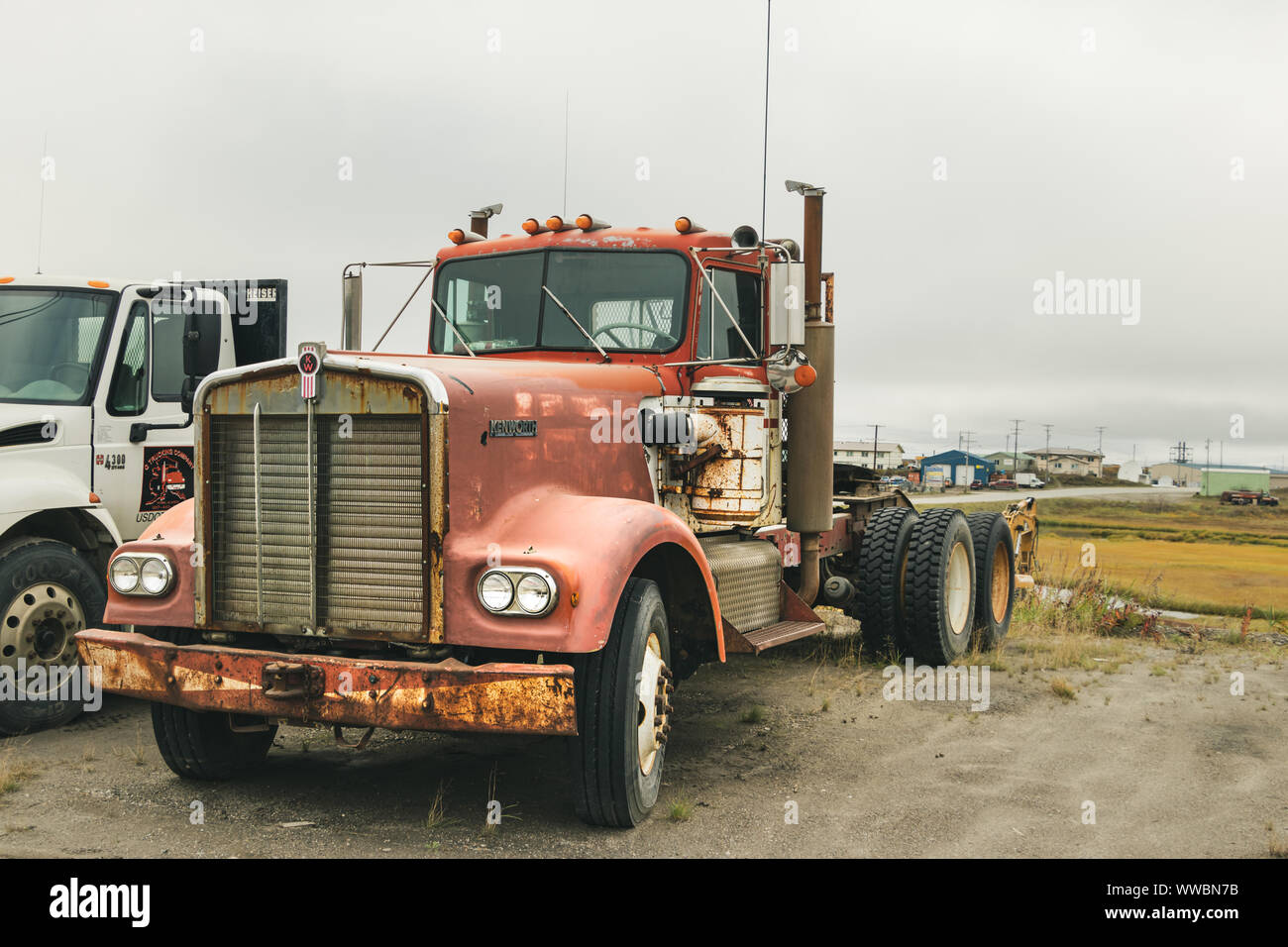 Eine alte Lkw Kenworth W900 Modell 1970 - 71 Geparkte Außenseite im Zentrum von Nome, Alaska. Stockfoto