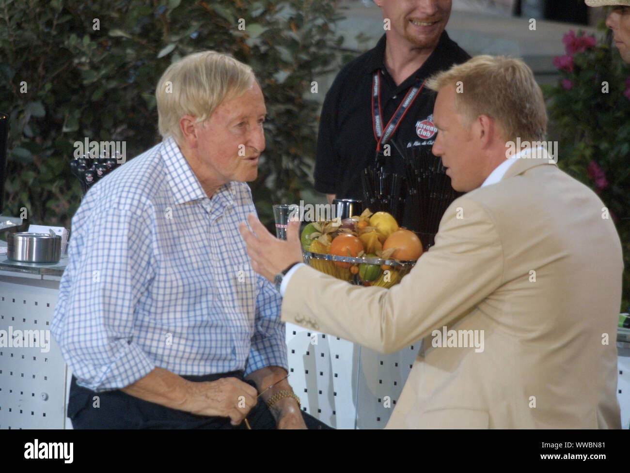 Rudi Gutendorf Coach Legende starb im Alter von 93 Jahren. Archiv Foto; Jubiläumsprogramm "40 Jahre Der aktuelle Sport Studio" (ZDF) am 23. August 2003, 22.50 Uhr, Fußball-Trainer Rudi Gutendorf (links) im Gespräch mit Johannes B. Kerner, 12.08.2003. | Verwendung weltweit Stockfoto