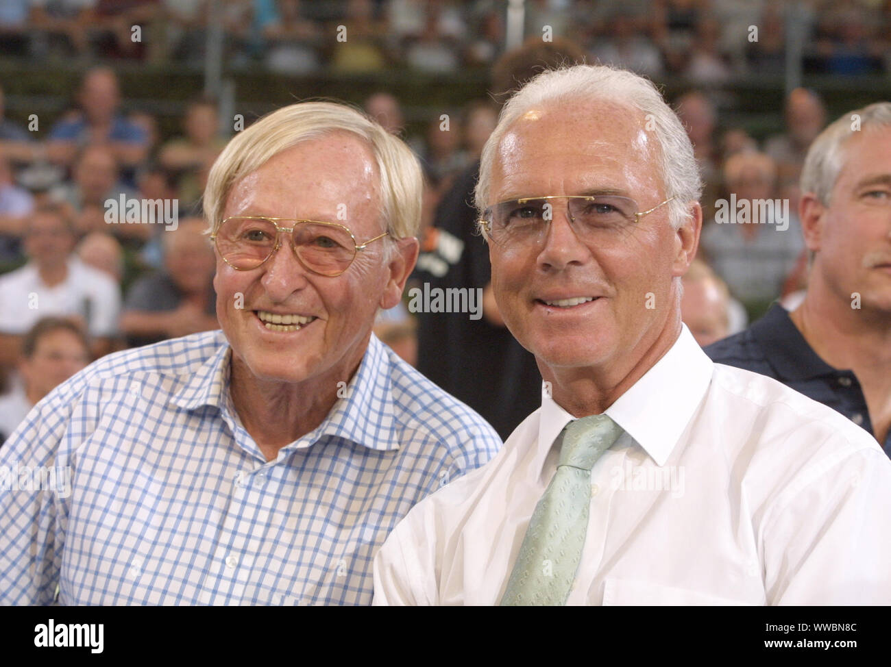 Rudi Gutendorf Coach Legende starb im Alter von 93 Jahren. Archiv Foto; Jubiläumsprogramm "40 Jahre Der aktuelle Sport Studio" (ZDF) am 23. August 2003 um 22.50 Uhr werden die Gäste der Show: Fußball-Trainer Rudi Gutendorf (links) und Franz Beck Beck Bauer, 12.08.2003. | Verwendung weltweit Stockfoto