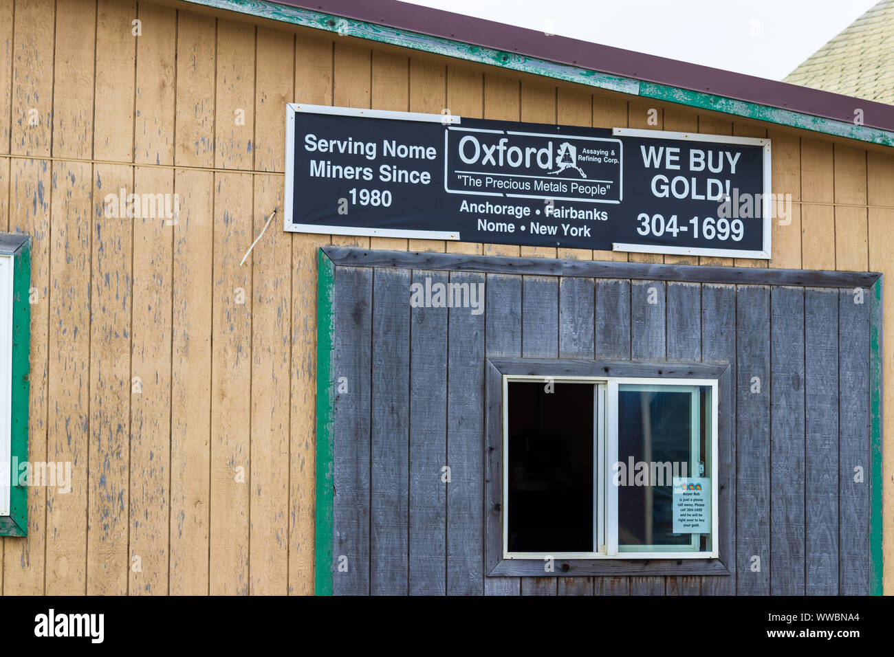 Die storefront von einer Gold Käufer Service im Zentrum von Nome, Alaska. Stockfoto