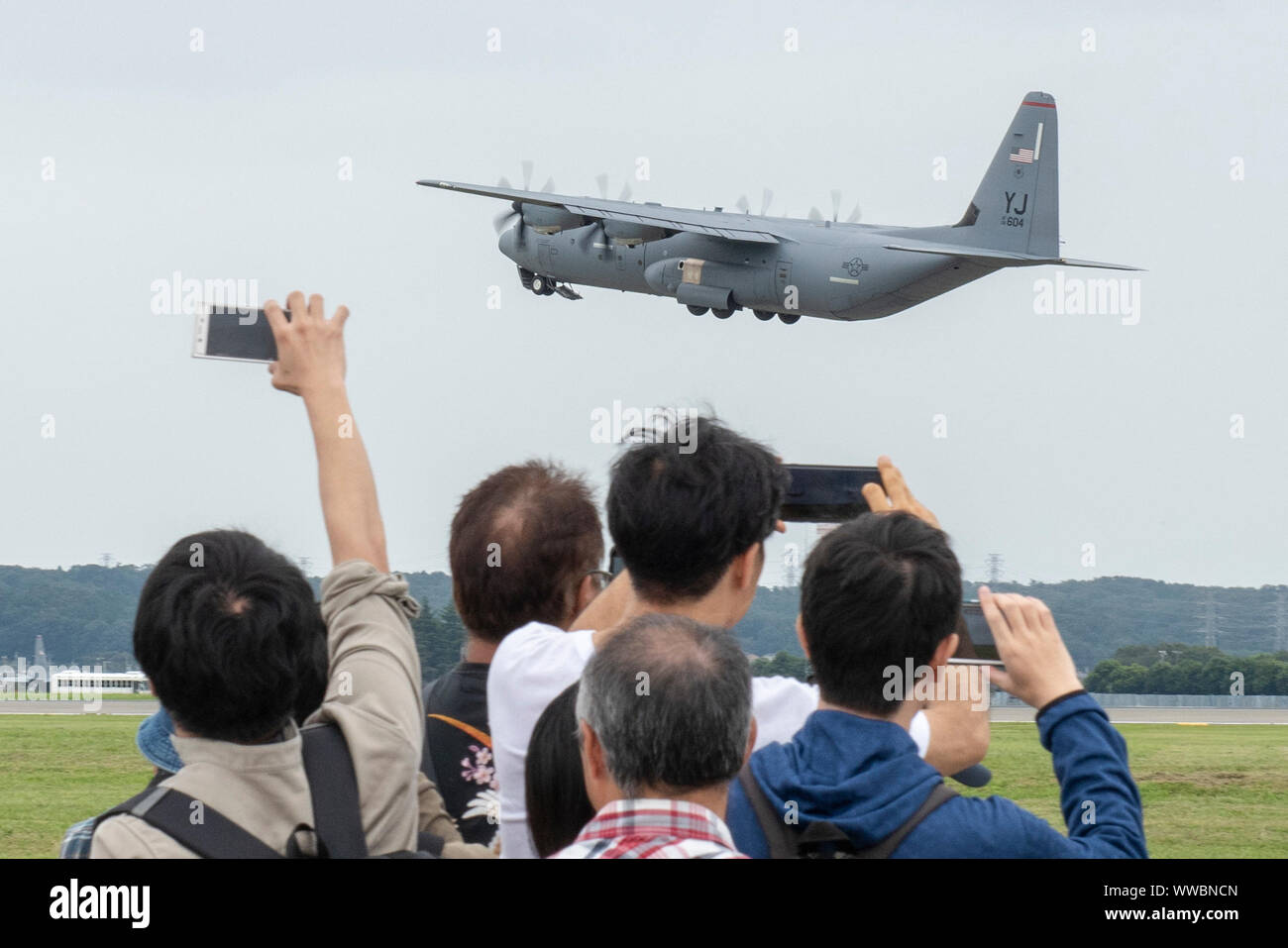 Ein Super C-130J Hercules zieht sich vor einer Masse an der 2019 japanisch-amerikanischen Freundschaft Festival in Yokota Air Base, Japan, Sept. 14, 2019. Das zweitägige Festival eine Chance für Yokota die bilateralen Beziehungen zwischen den Vereinigten Staaten und Japan zu stärken. (U.S. Air Force Foto von älteren Flieger Matthew Gilmore) Stockfoto