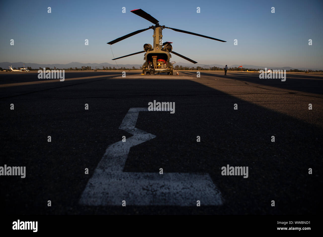 Ein U.S. Army CH-47 Chinook Hubschrauber von Bravo der Firma des Kalifornien Army National Guard, 1.BATAILLON, 126 Aviation Regiment, wird nach der Landung am Redding Municipal Airport, Sept. 8, 2019, in Redding, Kalifornien kontrolliert, während die Rote Bank Brand in Tehama County. 6 Cal Guard Hubschrauber wurden aktiviert, staatlichen und föderalen Agenturen kämpfen ein Paar wildfires in der Grafschaft zu unterstützen. (U.S. Air National Guard Foto: Staff Sgt. Crystal Housman) Stockfoto