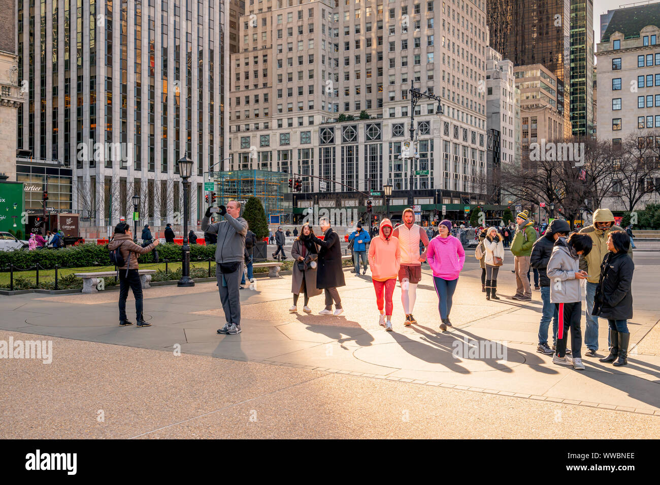 New York City, NY, USA - Dezember, 2018 - Sonniger Tag mit Touristen und die Straße Bilder aufnehmen und Wandern im Grand Army Plaza, Manhattan. Stockfoto