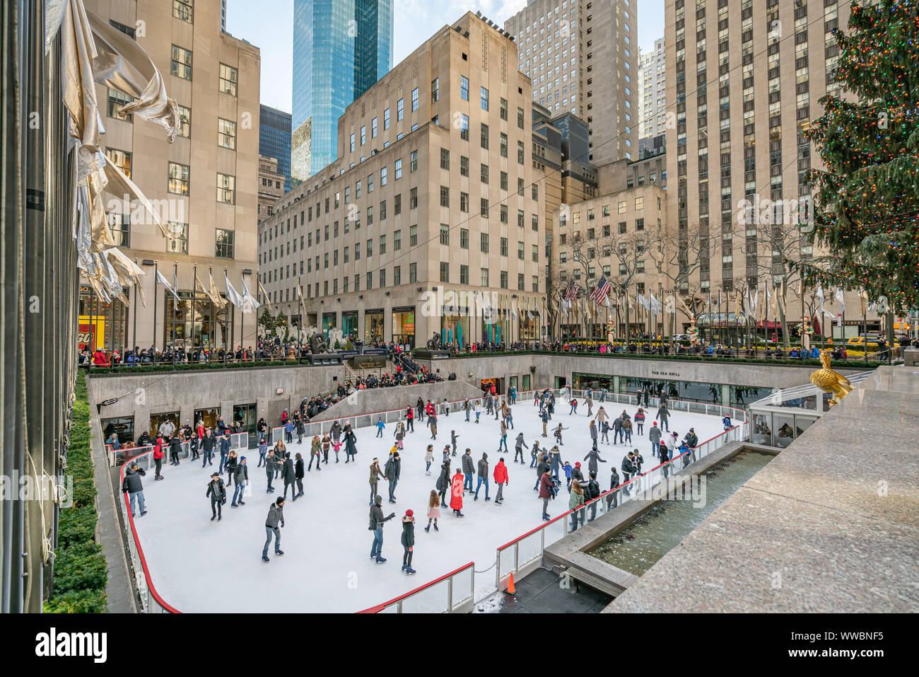 New York City, NY, USA - Dezember 25th, 2018 - Weihnachten Morgen im wunderschönen Eislaufplatz mit der riesige Weihnachtsbaum dekoriert an Rockefel Stockfoto
