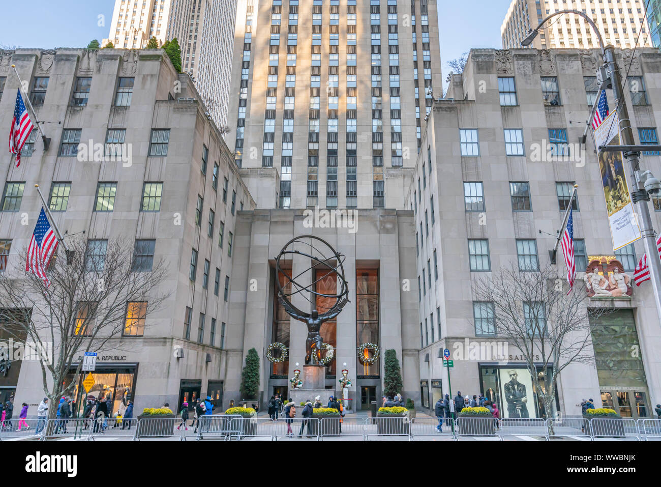New York City, NY, USA - Dezember, 2018 - Atlas ist eine Bronzestatue vor dem Rockefeller Center in Midtown Manhattan, zwischen Fifth Avenue von St. P Stockfoto