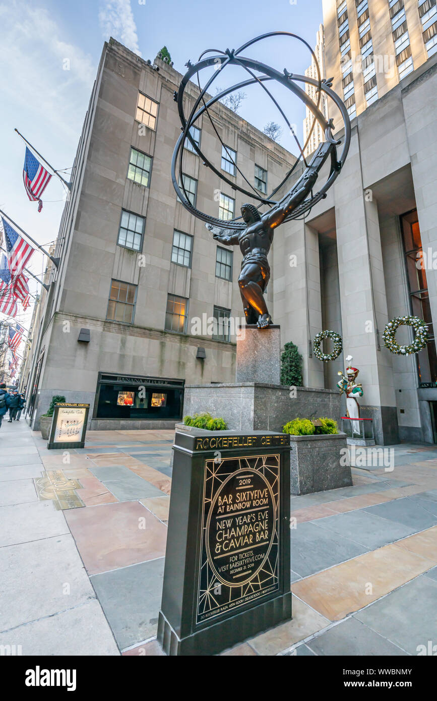 New York City, NY, USA - Dezember, 2018 - Atlas ist eine Bronzestatue vor dem Rockefeller Center in Midtown Manhattan, zwischen Fifth Avenue von St. P Stockfoto