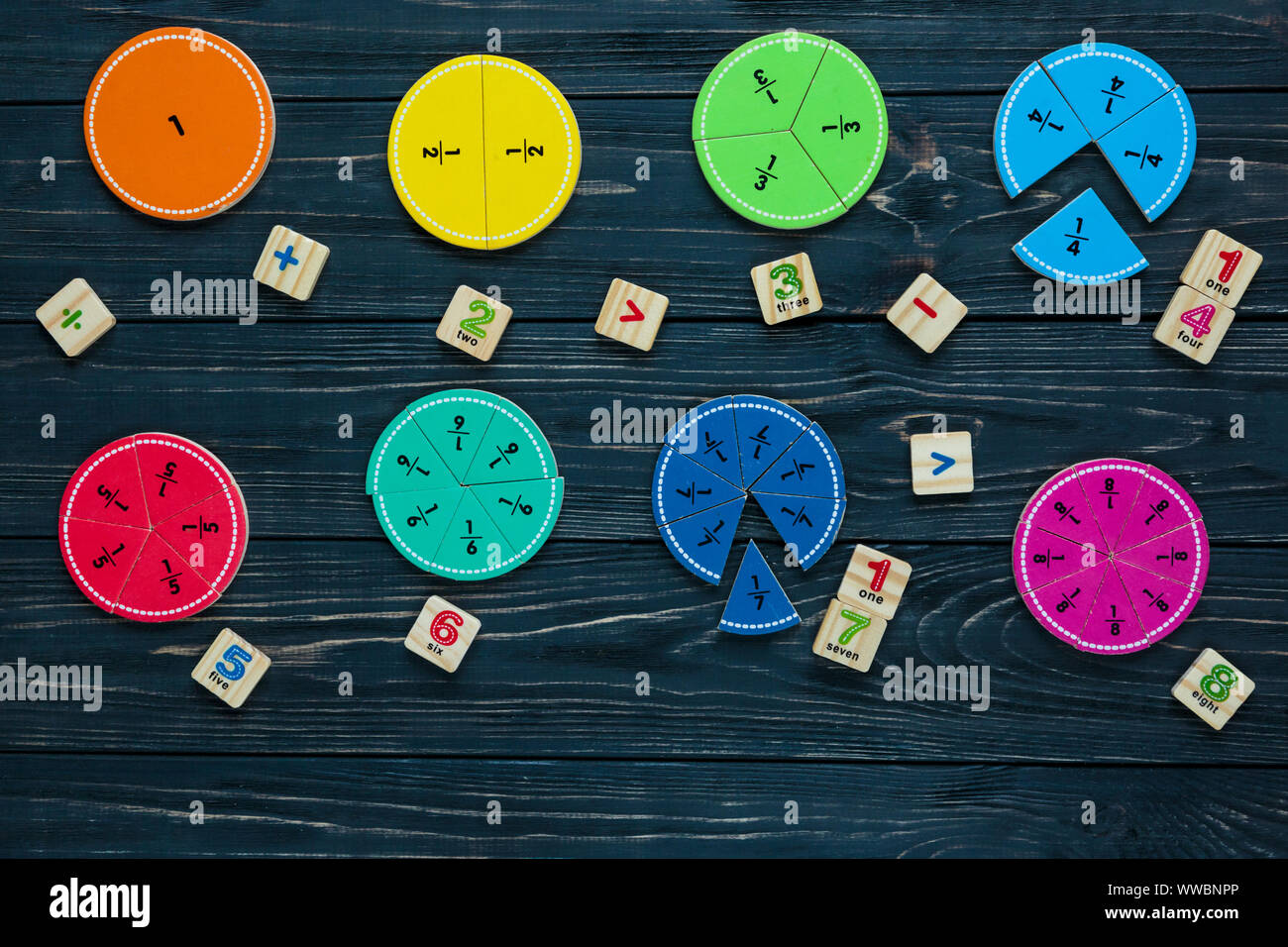 Bunte mathematische Fraktionen auf hölzernen Hintergrund oder Tisch. interessante Mathe für Kids. Bildung, zurück in die Schule. Geometrie und Mathematik Material Stockfoto