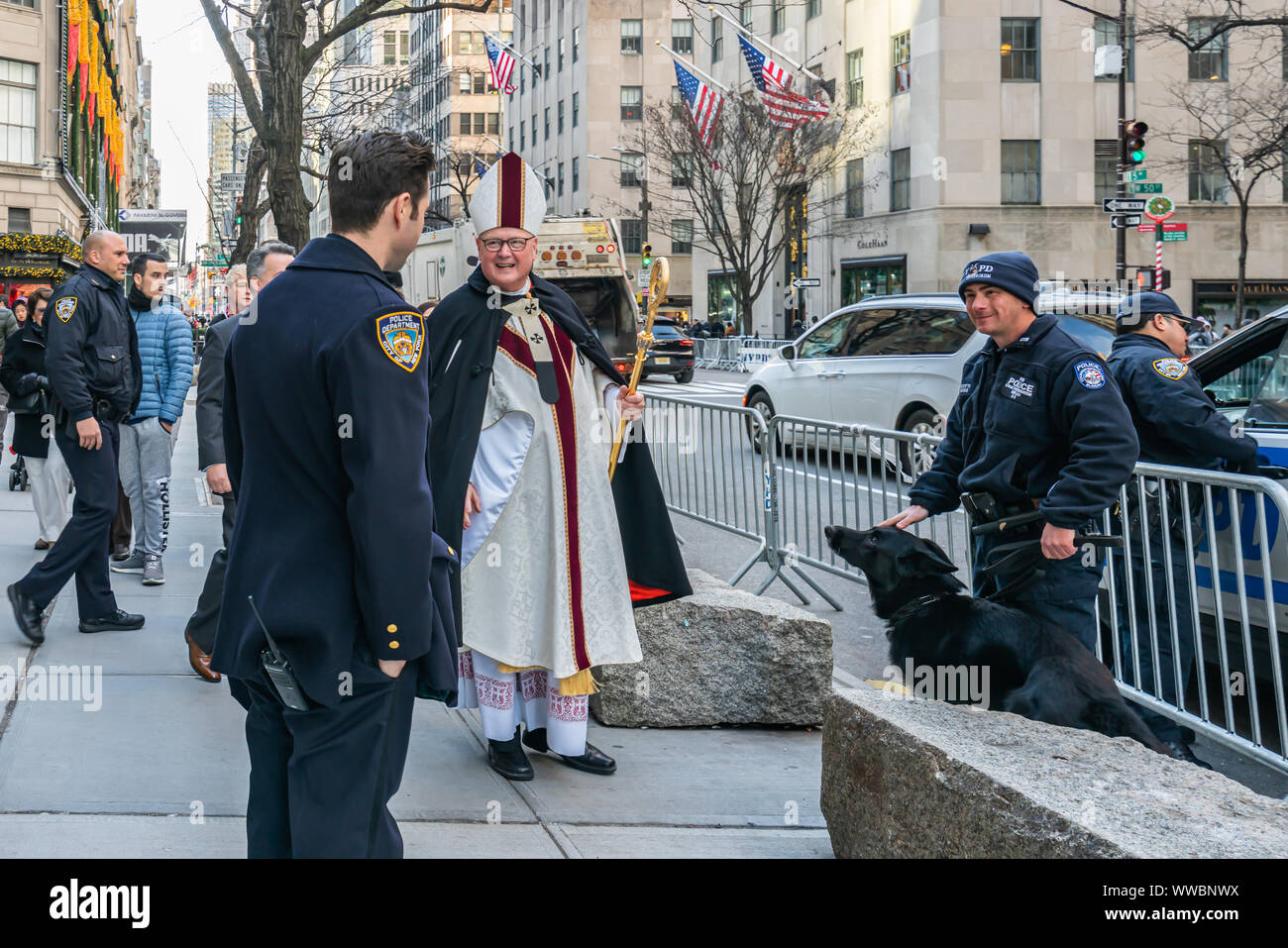 New York City, NY, USA - Dezember 25th, 2018 - Kardinal Timothy Michael Dolan in der St. Patrick's Cathedral Weihnachten Masse im Gespräch mit New York Cit Stockfoto