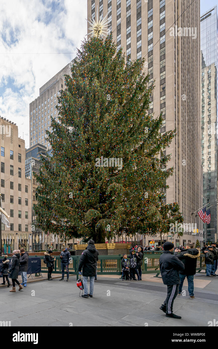 New York City, NY, USA - Dezember 25th, 2018 - Weihnachten Morgen im wunderschönen Eislaufplatz mit der riesige Weihnachtsbaum dekoriert an Rockefel Stockfoto