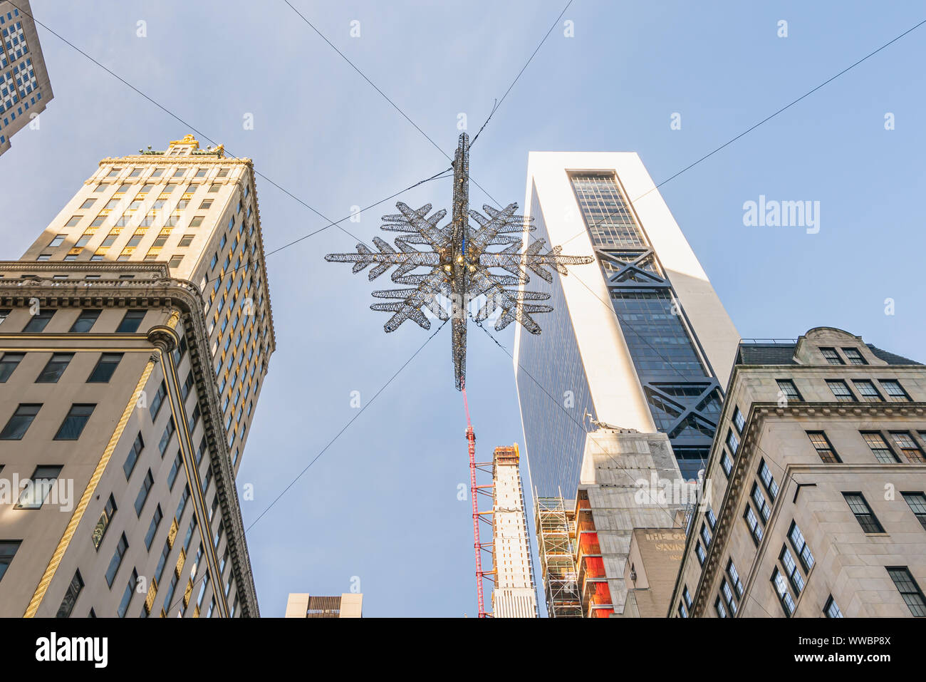 New York City, NY, USA - Dezember, 2018 - Im Herzen der Stadt scheint an Weihnachten Jahreszeiten, die UNICEF Schneeflocke ist ein besonderes Symbol für die WORL Stockfoto