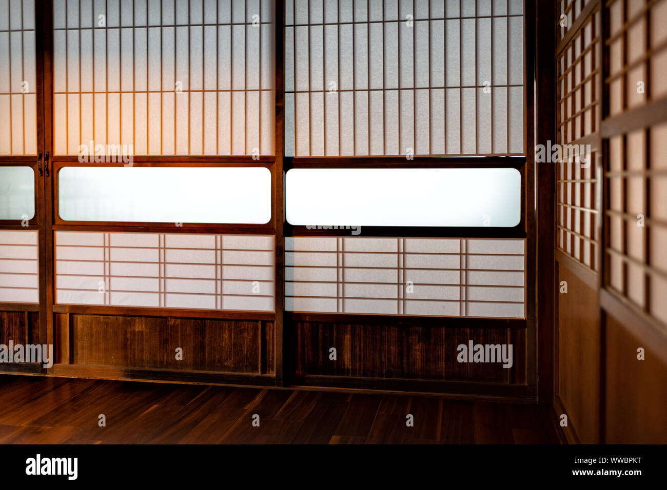 Traditionelle Japanische machiya House Home oder Ryokan restaurant Zimmer mit Schiebetür Papier Türen und natürliches, weiches Licht in Japan Stockfoto
