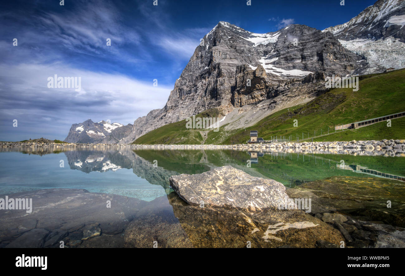 Der Eiger in einem Alpinen See wider. Stockfoto