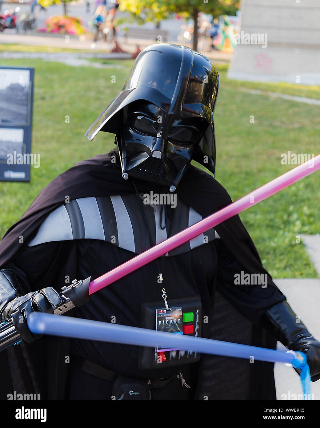 Kanadische Ventilator Verunglueckter gekleidet, wie Darth Vader aus Star Wars hält und posiert für ein Foto in Toronto Roundhouse Park. Stockfoto