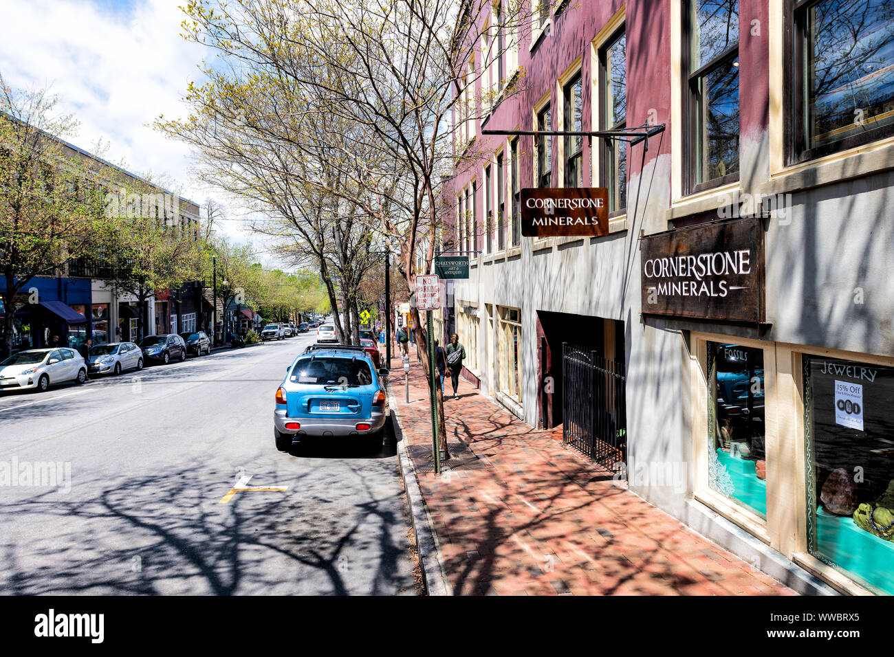 Asheville, USA - 19. April 2018: Zeichen für Eckpfeiler Mineralien Schmuck Shop mit Menschen zu Fuß auf der Straße Bürgersteig in North Carolina downtown ci Stockfoto