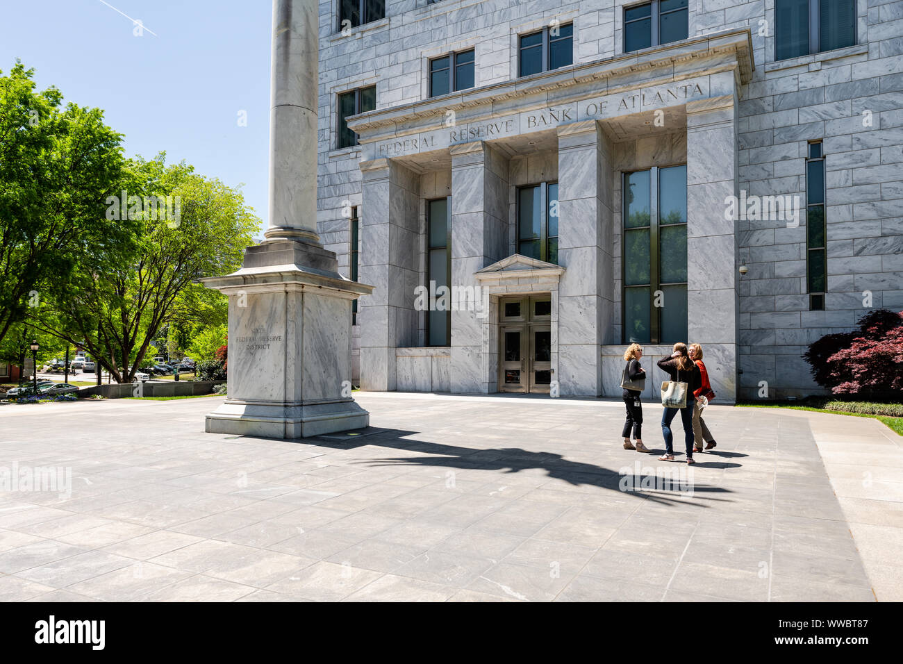 Atlanta, USA - 20. April 2018: die Federal Reserve Bank in Atlanta Georgia Regierung Gebäude Eingang Fassade in der Innenstadt mit Menschen Stockfoto