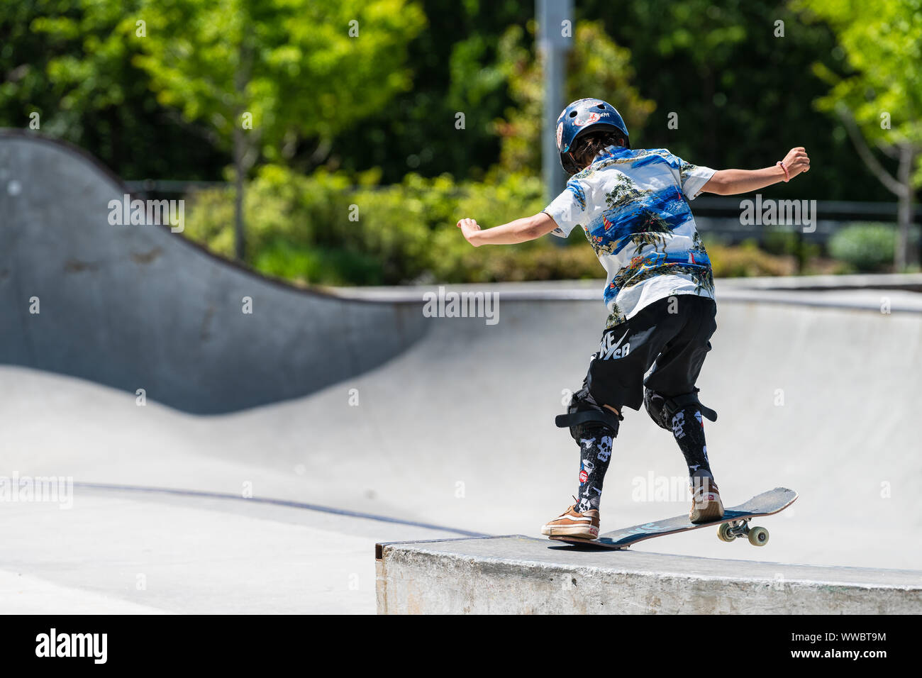 Atlanta, USA - 20. April 2018: Die vierte Station Skate Park in Georgien Downtown City mit Junge in Helm skating springen und dabei Gleichgewicht, balancieren Ich Stockfoto