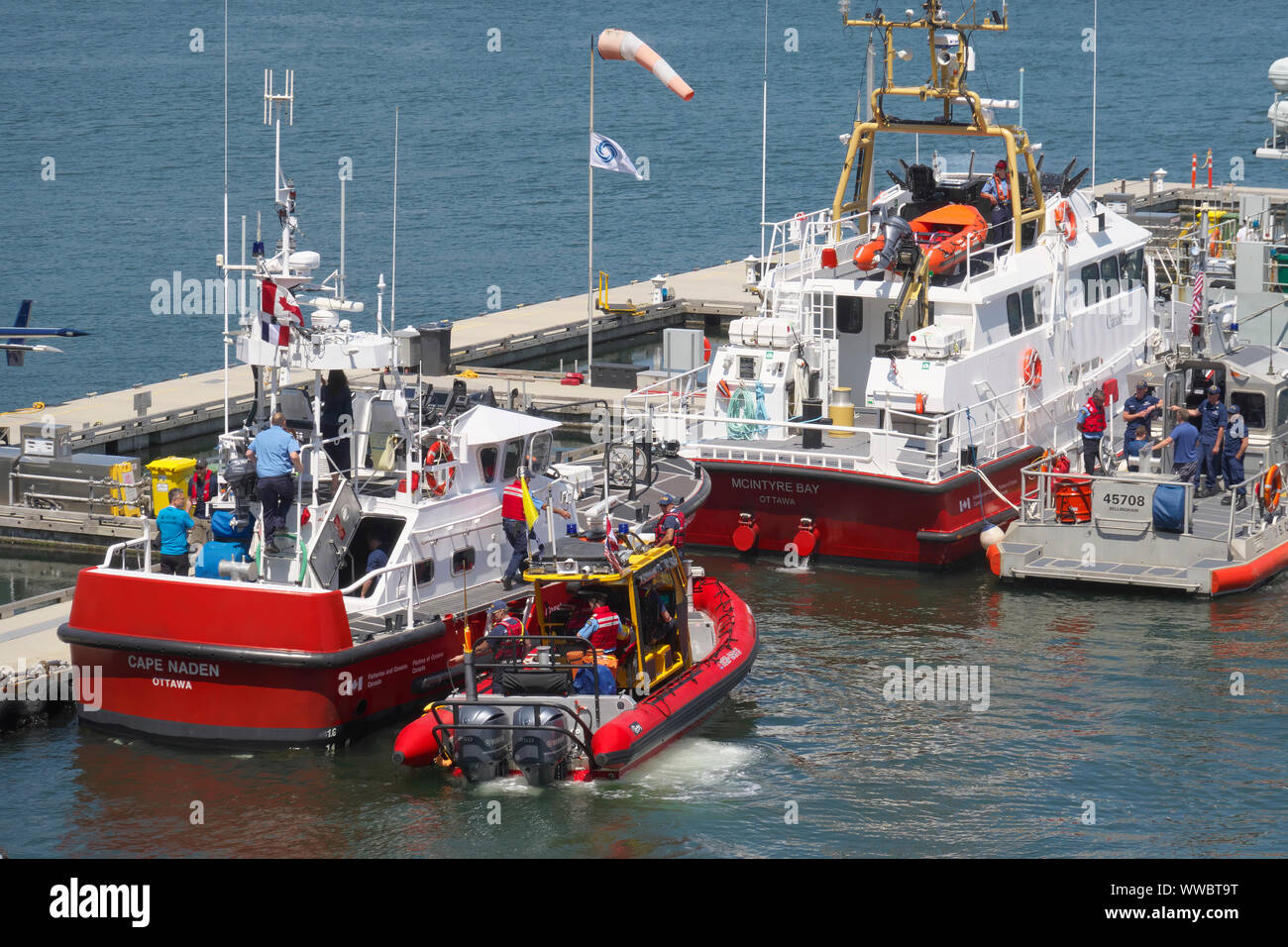 Kanadische Küstenwache und Search&Rescue Booten und einem US-Küstenwache Boot angedockt in Coal Harbour, Vancouver, British Columbia, Kanada. Juni 15, 2019 Stockfoto