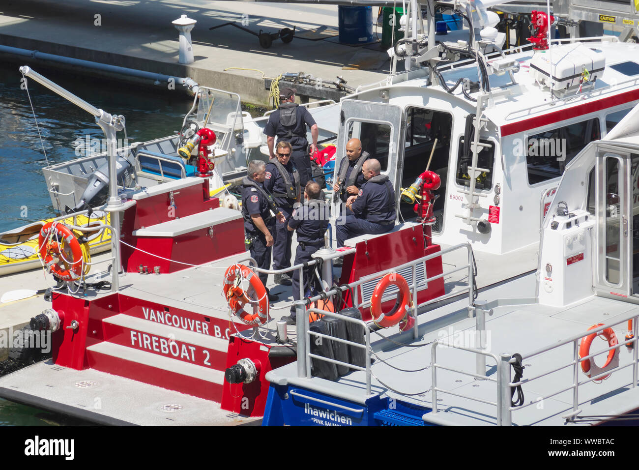 Feuerlöschboot2 Günstig in Coal Harbour mit Fire Rescue Crew an Bord, Hafen von Vancouver, Vancouver, B.C., Kanada. Juni 15, 2019 Stockfoto