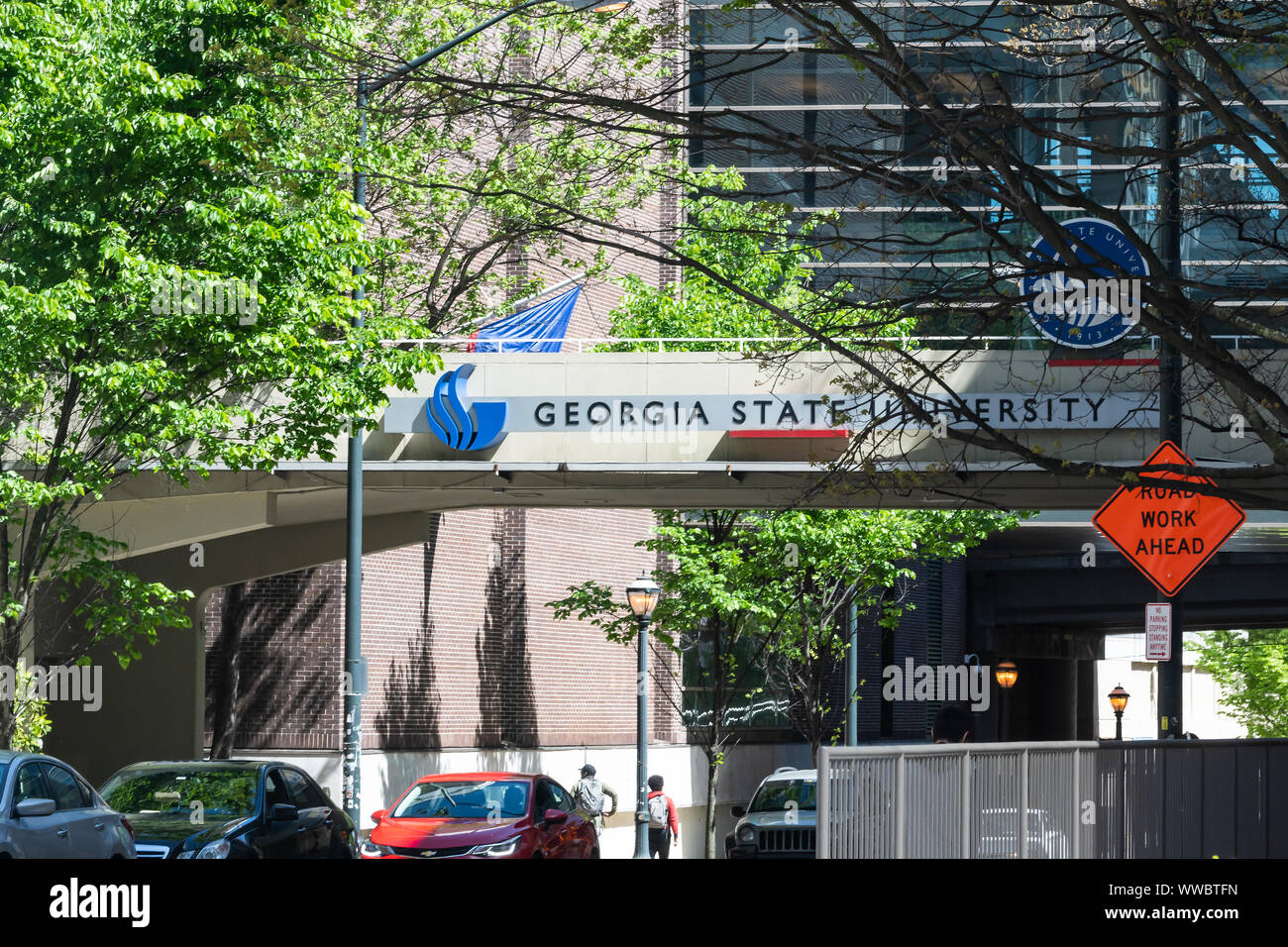 Atlanta, USA - 20. April 2018: Georgia State University urban City Campus mit Halle unterzeichnen und Studenten Wandern im Sommer Stockfoto