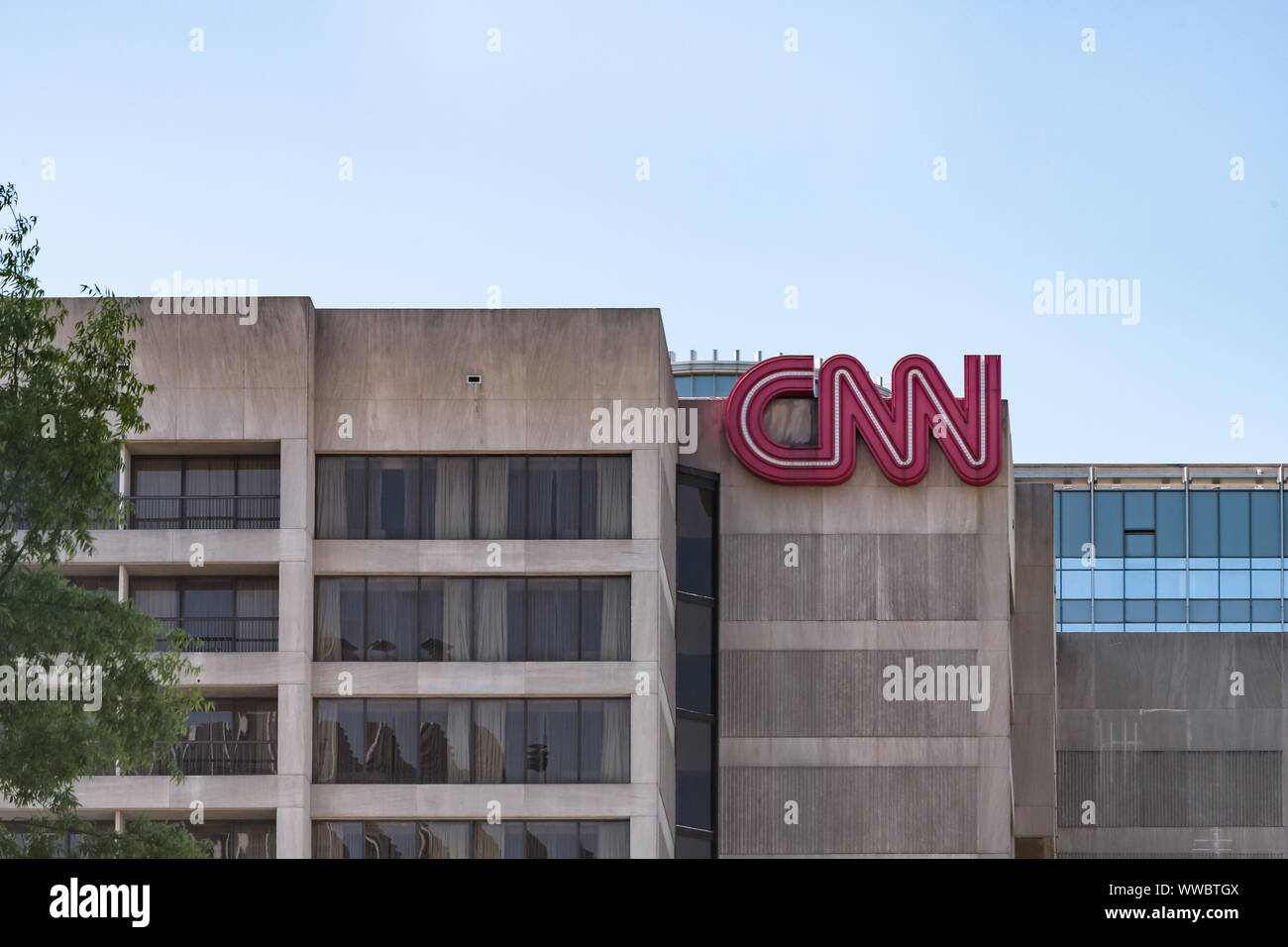 Atlanta, USA - 20. April 2018: CNN Center World Hauptquartier Zeichen in der Innenstadt von Georgien Stadt Stockfoto