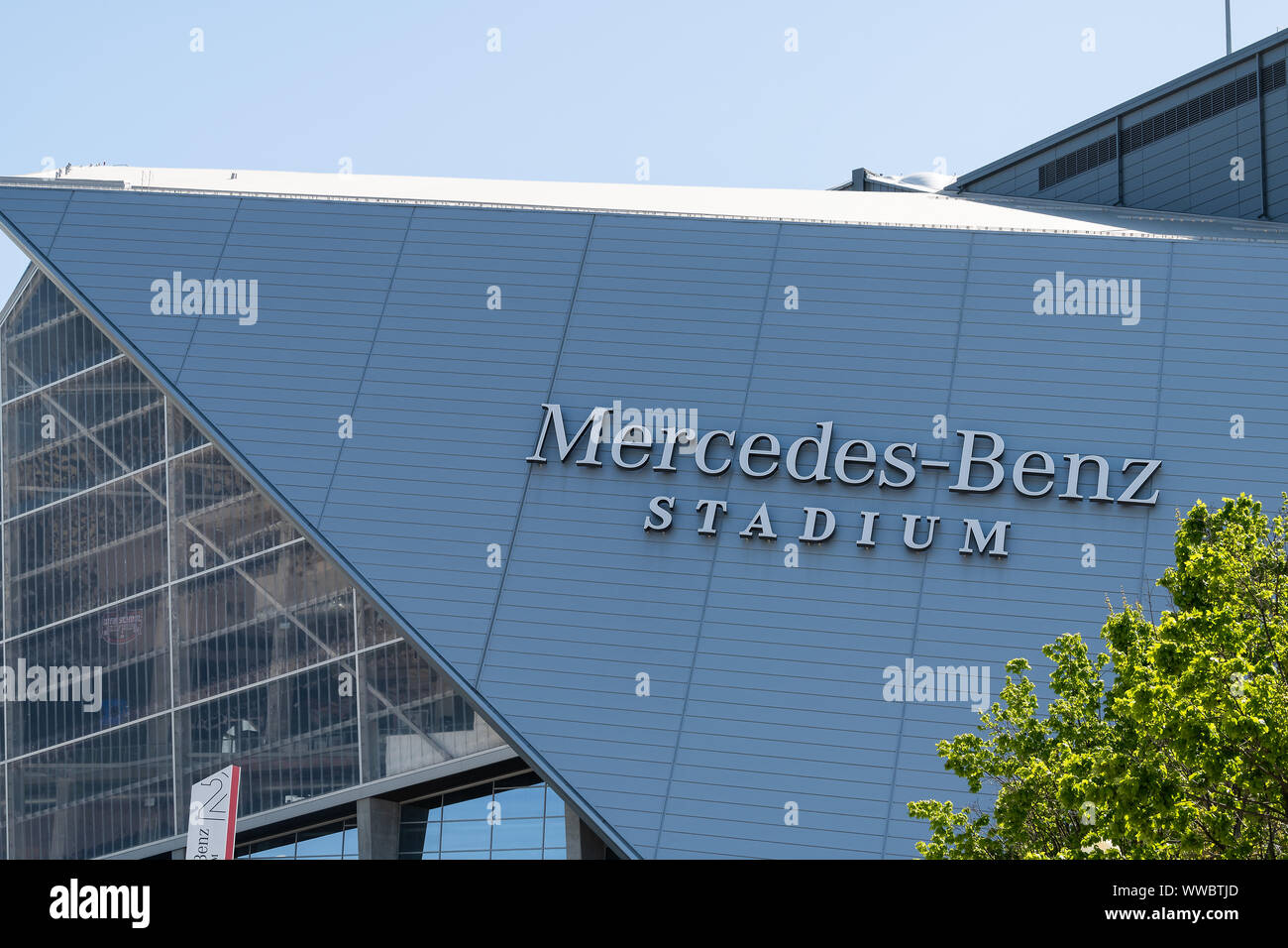 Atlanta, USA - 20. April 2018: Nahaufnahme von Zeichen für Mercedes-Benz-Stadion von außen Gebäude in Georgien Hauptstadt Stockfoto