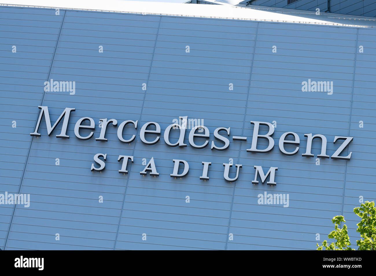 Atlanta, USA - 20. April 2018: Nahaufnahme von Zeichen für Mercedes-Benz-Stadion von außen Gebäude in Georgien Hauptstadt im Sommer Stockfoto